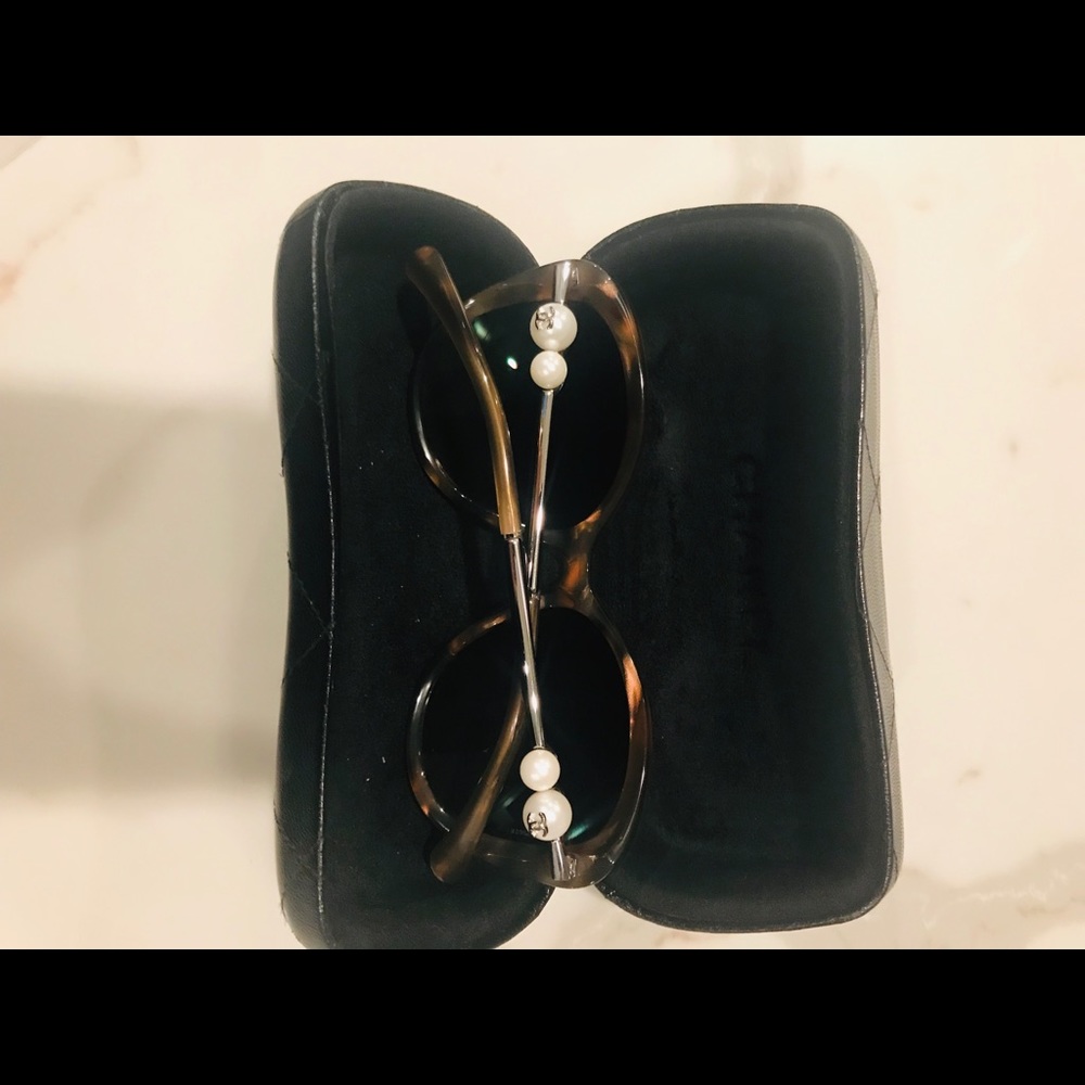 Chanel pearled butterfly sunglasses 🕶🕶🕶🕶 - Picture 3 of 7